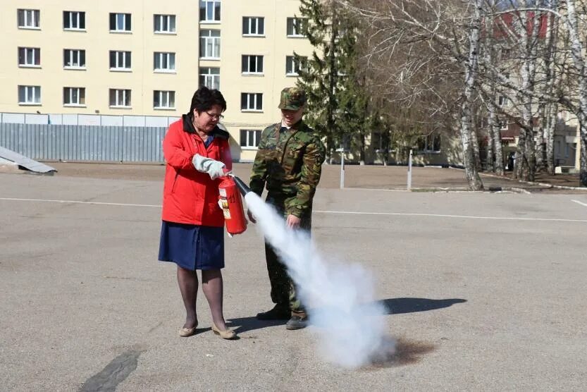 Вахта в университете. Комендантша в общежитии. Проходная в общежитии. Комендант студенческого общежития. Парни в общаге.