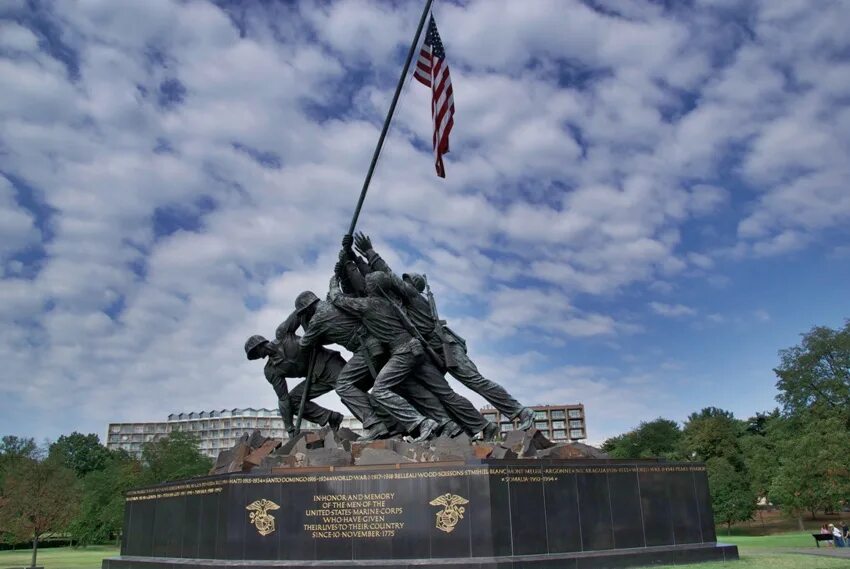 Памятники знаменам. Мемориала корпуса морской пехоты США В Арлингтоне, Вашингтон. Мемориал корпуса морской пехоты США. Мемориал солдат США. Мемориал Иводзима.
