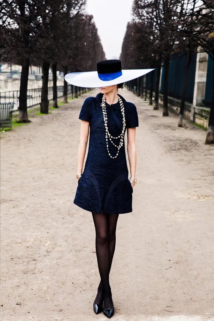 Свадебный наряд с шляпкой. The hat is the dress is. The hat is the dress is. Образ с шляпкой. Платье со шляпой.