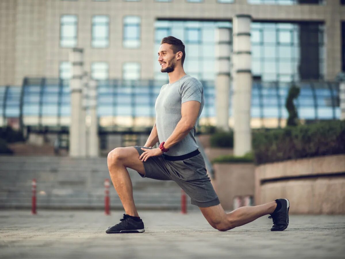 Stretch men. Парень на тренировке. Спортивные фотосессии мужчин. Мужская фотосессия на улице. Спортивная фотосессия мужская.