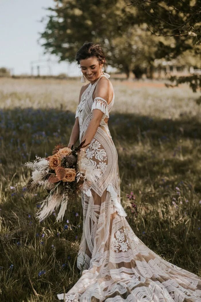 Бохо рустик свадьба. Свадебное платье бохо рустик. Бохо свадьба подружки невесты. Образ жениха в стиле бохо. Свадебное платье бохо рустик.