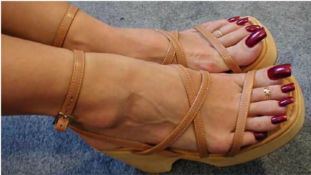 Long toenails. Солес Феет long. Леди Барбара мистрис feet. Педикюр фетиш.