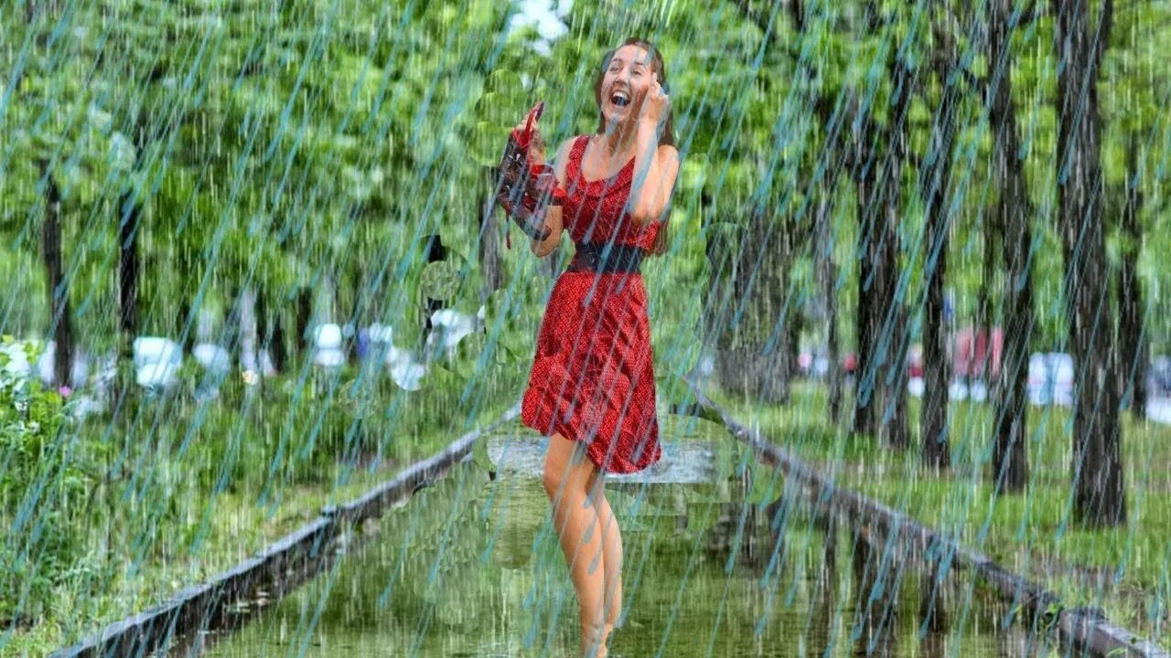 Дождь стеной песня. Девушка под дождем. Девушка под летним дождем. Прогулка под летним дождем. Босиком под дождем.