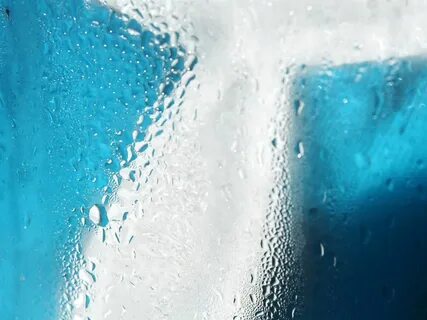 Вода недвижнее стекла и в глубине