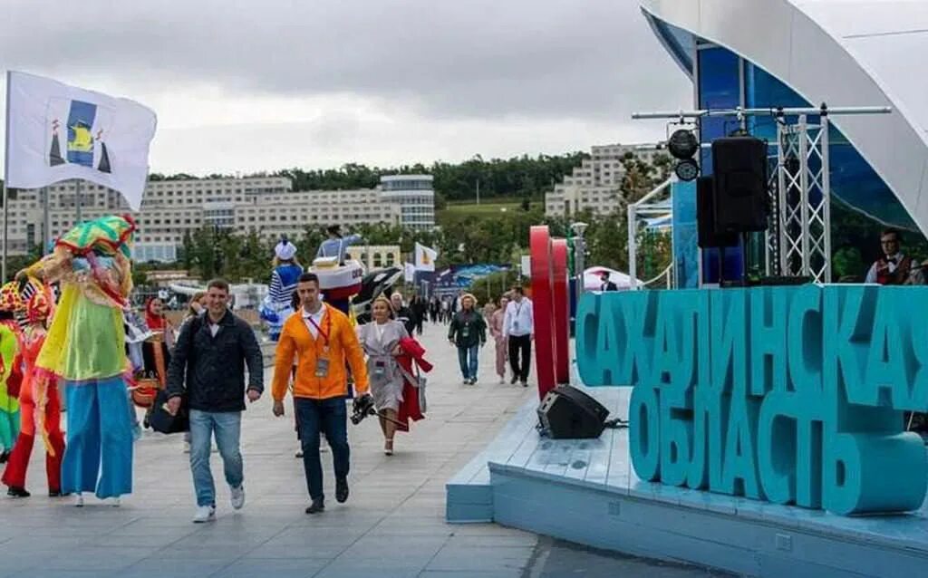 Сахалинская область открыли. Флаг острова сахалин. Остров сахалин южно-сахалинск. Карта сахалина с населенными пунктами. Сахалин логотип.