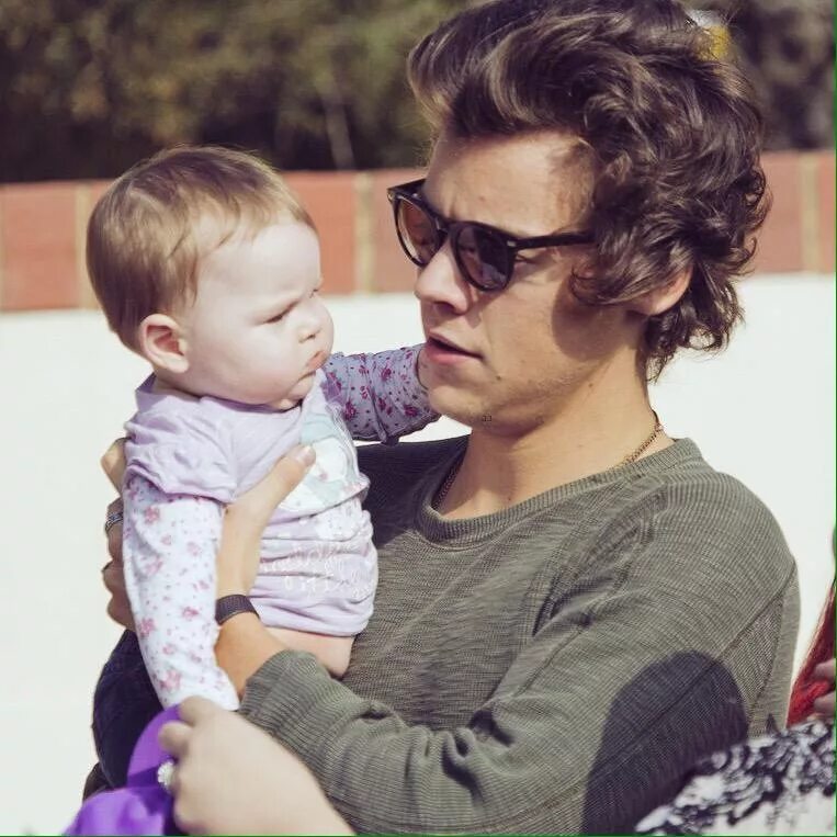 Dad harry. Гарри стайлс и лакс. дети гарри. harry styles baby. harry styles child.