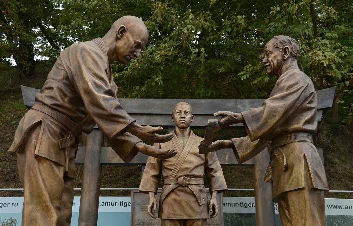 Памятник Дзигоро Кано. Памятник Ощепкову во Владивостоке. Основоположники самбо