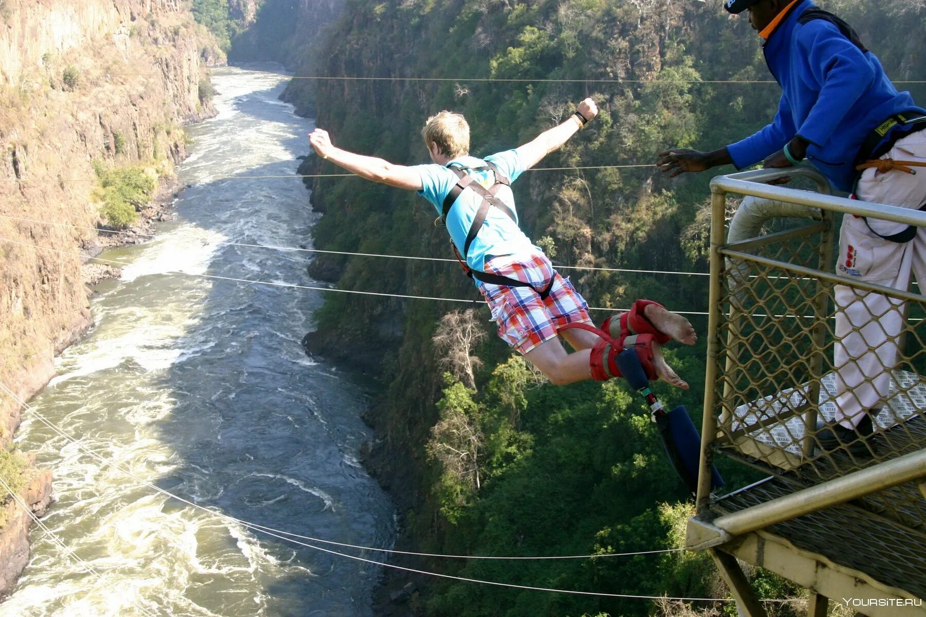 Где прыгают с высоты. Виктория банджи-джампинг. Банджи джампинг водопад Виктория. Водопад Виктория тарзанка.  Водопад Виктория, Замбия банджи джампинг.