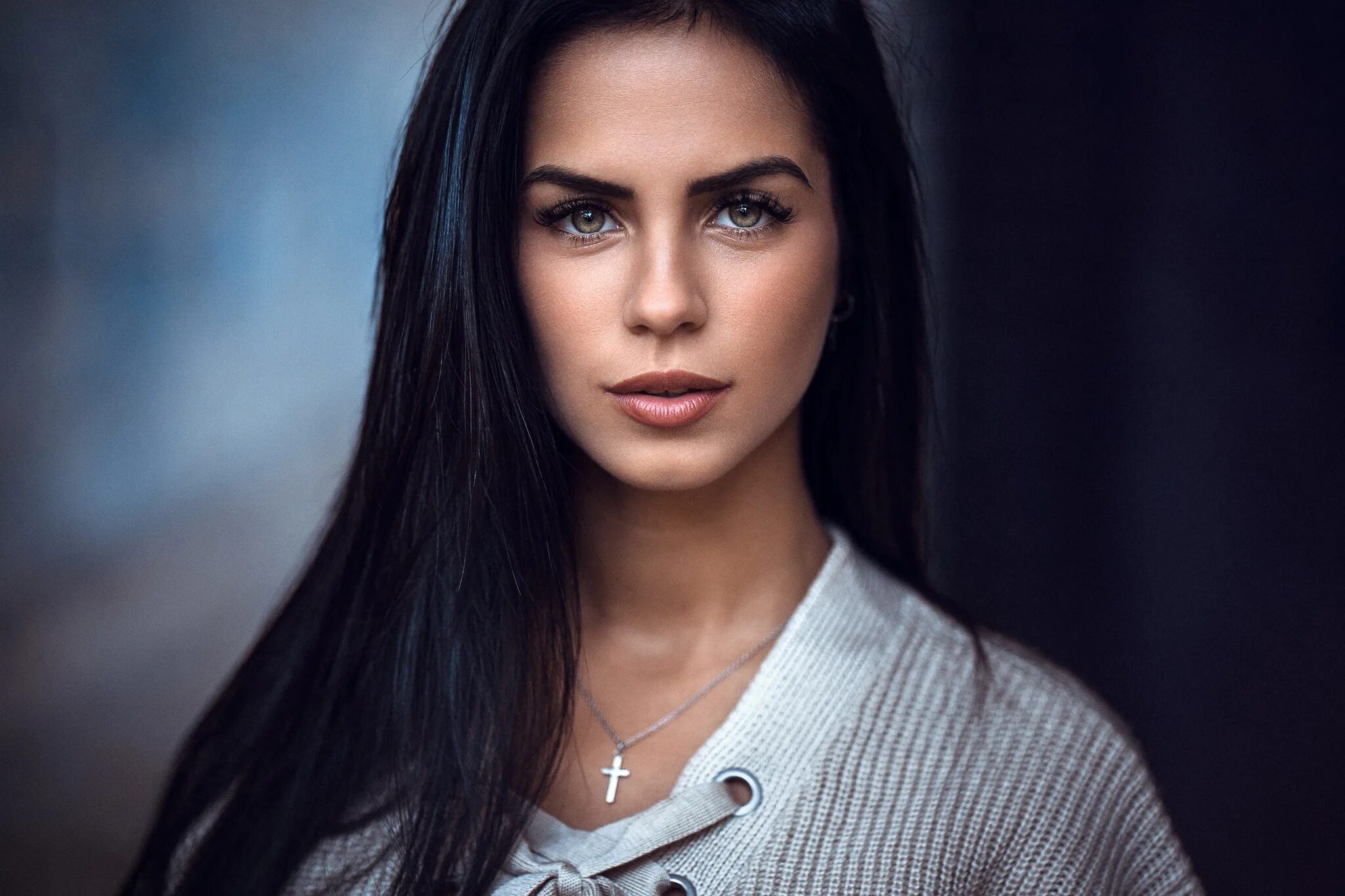 Лицо брюнетки