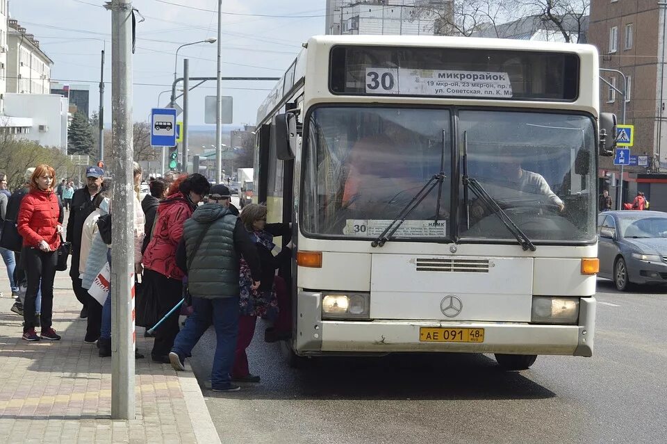 автобус на остановке липецк. автобус 34 липецк. автобус автобус. 2т маршрут липецк. какие автобусы отменили в липецке.