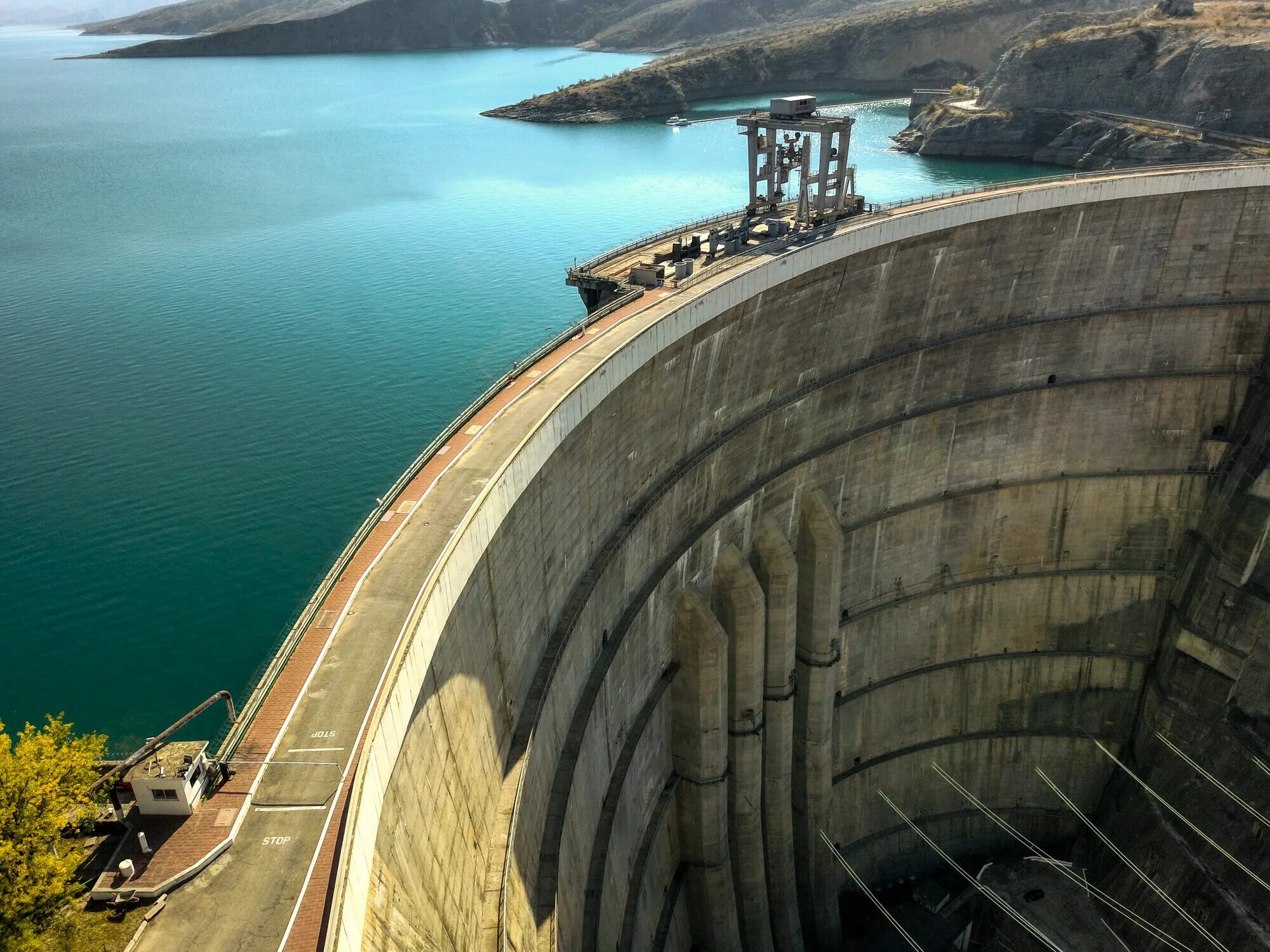 Какая длина дамбы. Чиркейская ГЭС В Дагестане. Чиркейская ГЭС Сулакский каньон. Чиркейская ГЭС дамба. Дагестан ГЭС Сулакский каньон.