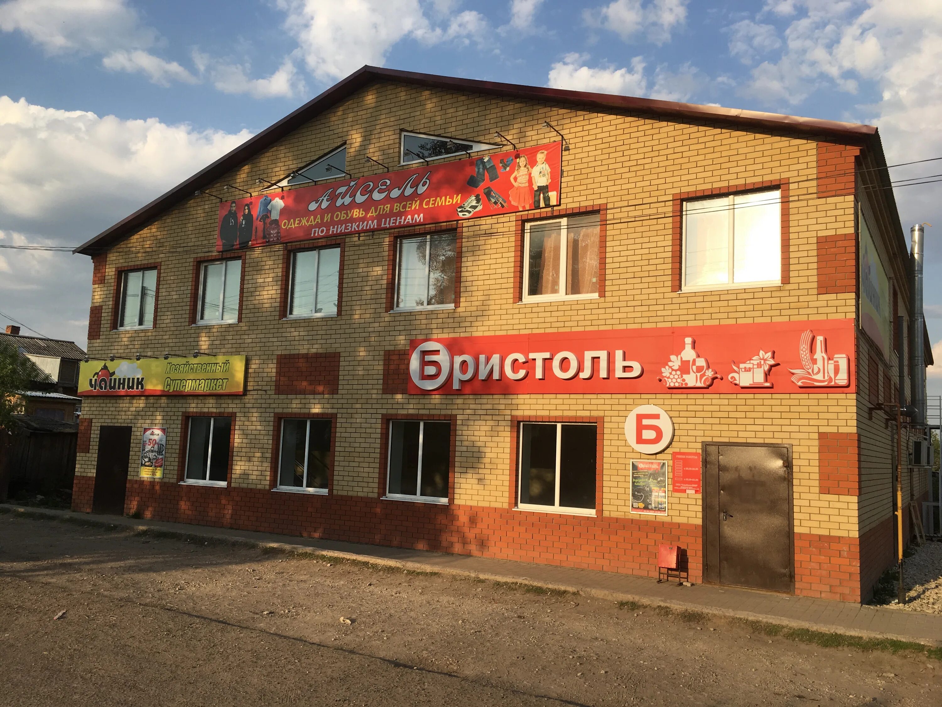 Здание театра уржум. Улица советская уржум. Уржум воскресенская улица. Белинского в уржуме. Дом музей кирова в уржуме.