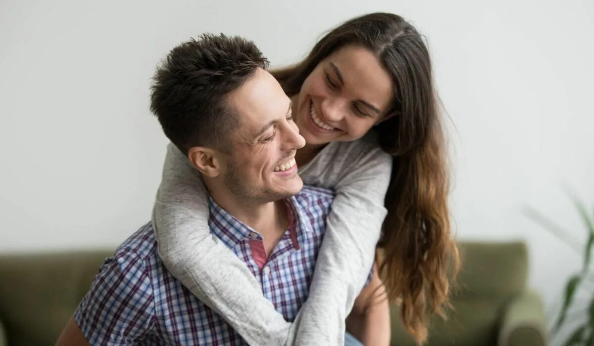 Скука в отношениях. Содержать девушку. Семейный бюджет. Содержать девушку. Мужчина платит в ресторане.