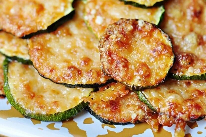 Цукини рецепты быстро. Цукини с сыром в духовке. цукини запеченные с сыром. кабачки цукини в духовке. кабачки запеченные с сыром.