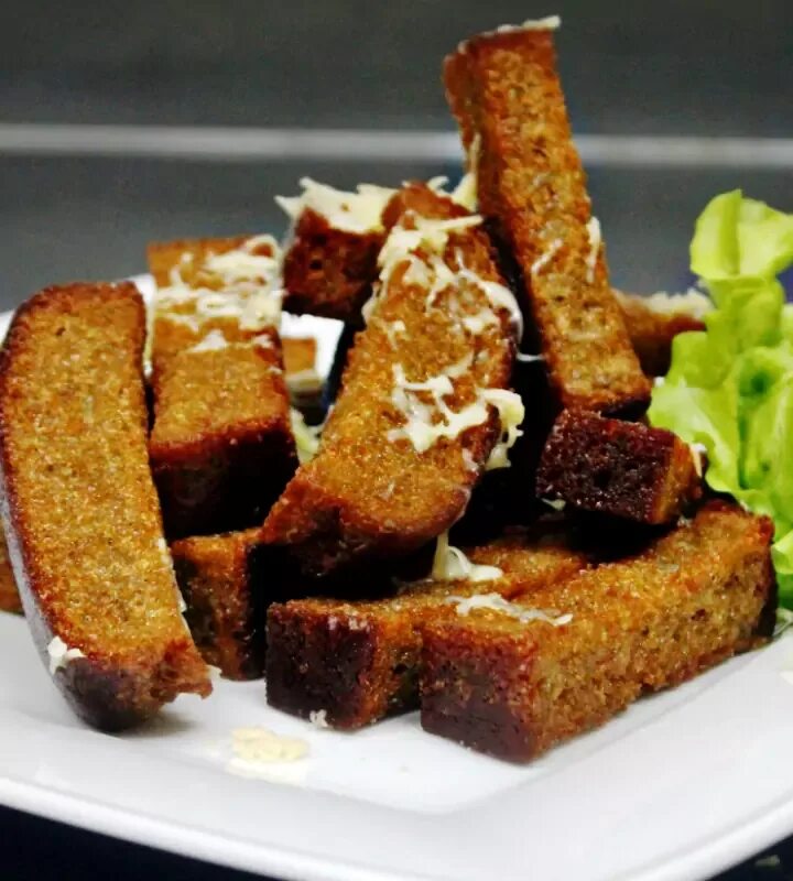 Гренки из багета с чесноком. Гренки. Гренки с чесноком в духовке. Гренки в духовке из черного хлеба. Гренки.