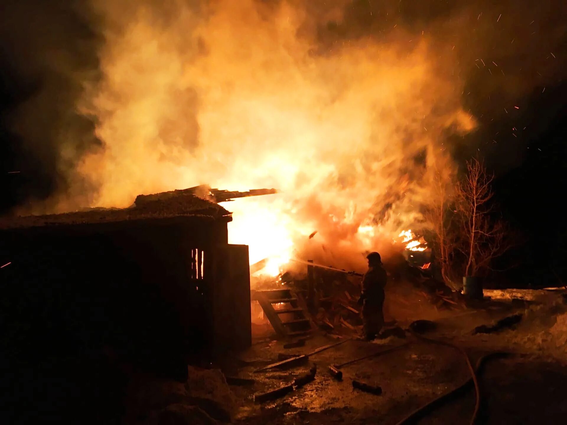 Пожар в частном доме. Дом горит. Пожар частного жилого дома. Сгоревший частный дом. Сгорел дом давай