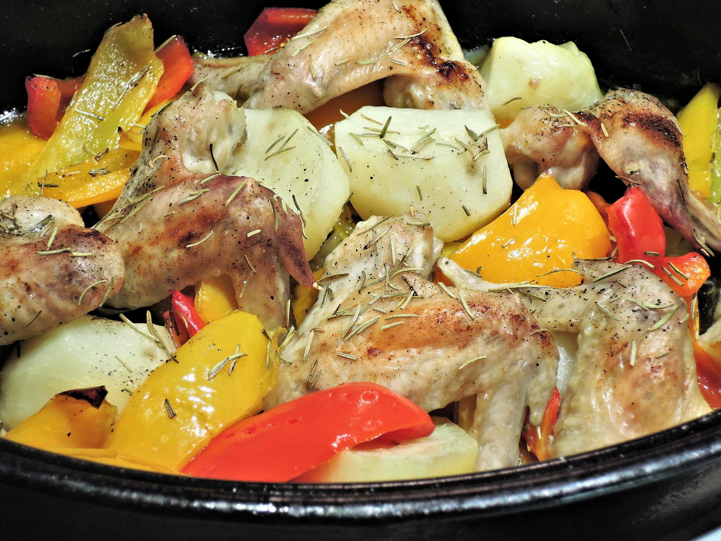 Куриные крылышки с картошкой в духовке. Курица с овощами. Курица с овощами в духовке. Картошка с крылышками в мультиварке.