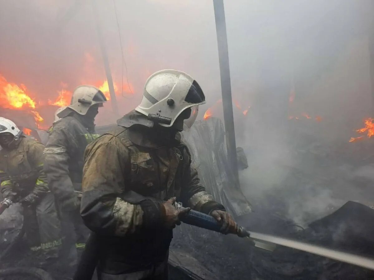 Пожар в алматы вчера. Пожар фото. Пожар в Алматы. Пожарный. Пожар в городе.