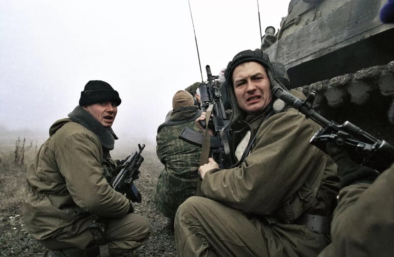 Т-72а в чечне 1994-1996. Чеченские боевые действия годы. Дворец дудаева штурм грозного 1995. Дворец дудаева грозный 1995. Чеченские боевые действия годы.