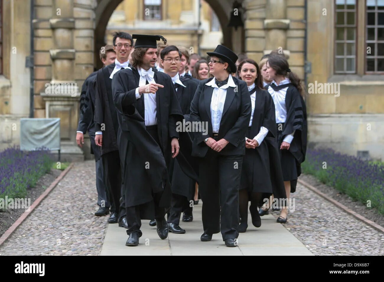 Оксфордский университет (University of Oxford), Великобритания. Оксфорд университет мантия. Мантия Оксфордского университета. Оксфордский и Кембриджский университеты.