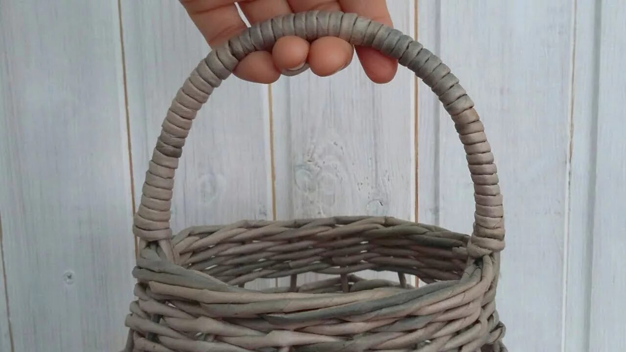 Корзинки из бумажных трубочек. Плетение корзины с ручкой. Корзинка плетеная с ручкой. Корзина плетеная ива с ручкой. Плетение корзины с ручкой.