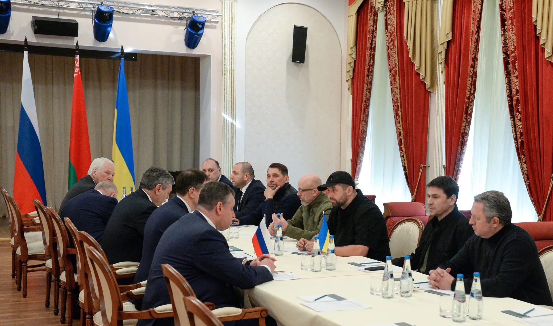 Делегация украины на переговорах в гомеле. Переговоры начались последние новости. Переговоры начались последние новости. Переговоры начались последние новости. Переговоры в минске 2022.