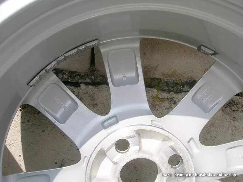 Реплика диск или оригинал. Диск реплика внутренняя сторона. Диски ауди ротор в алюмохроме. Отличие оригинальных дисков от реплики. Маркировка на оригинальных дисках тойота.