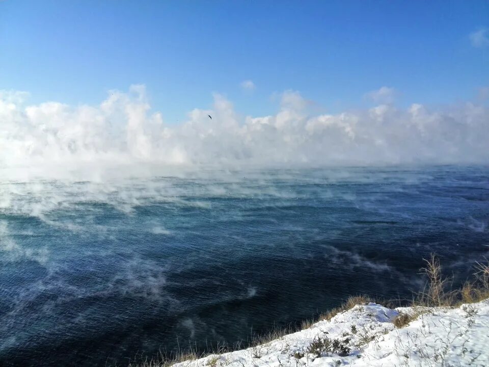 Снег на море. Снегопад на море. Снегопад над морем. Снег над морем.