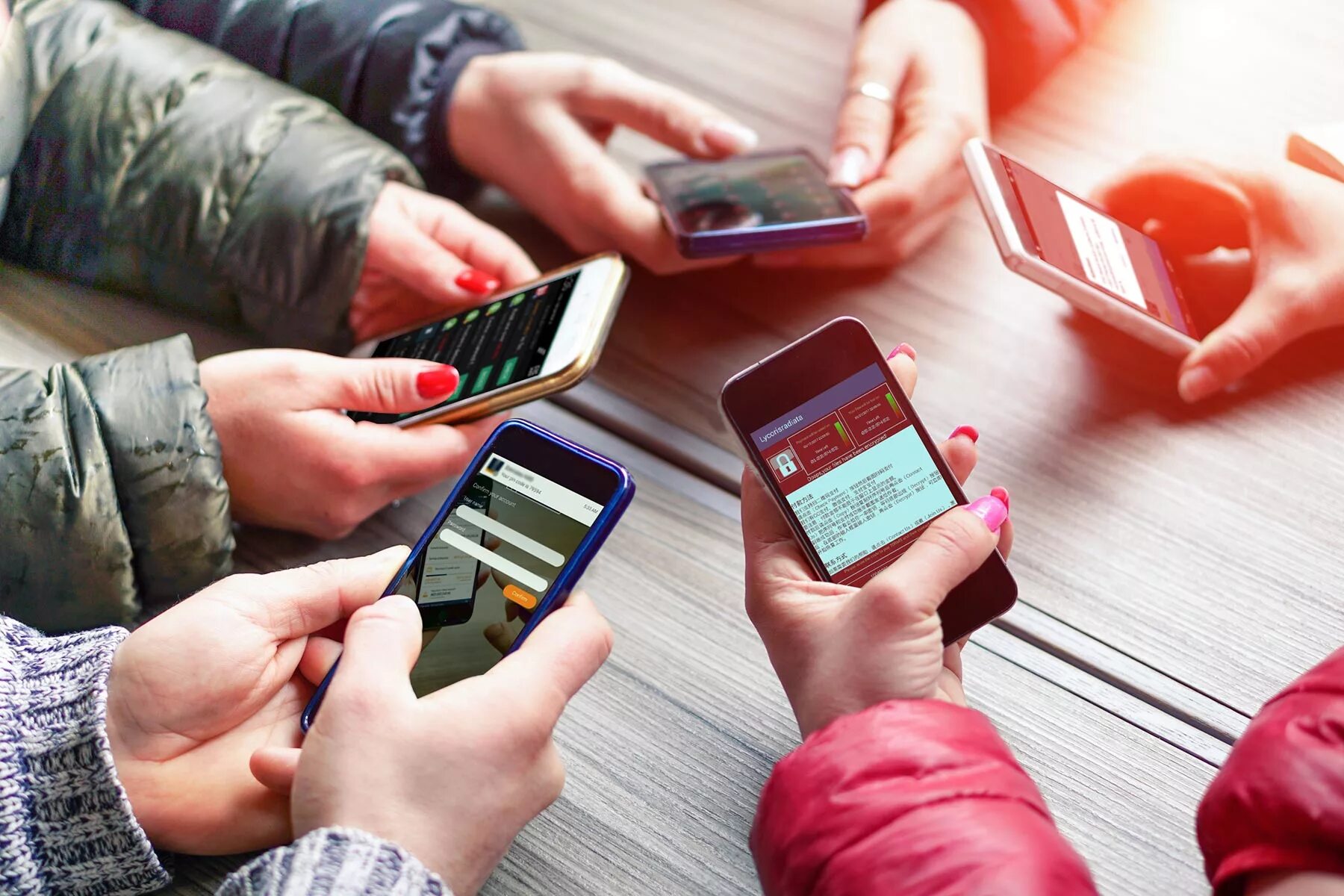 Смартфоны и гаджеты. Безопасность смартфона. Использования смартфона. Телефон в руках фото. Опасный смартфон.