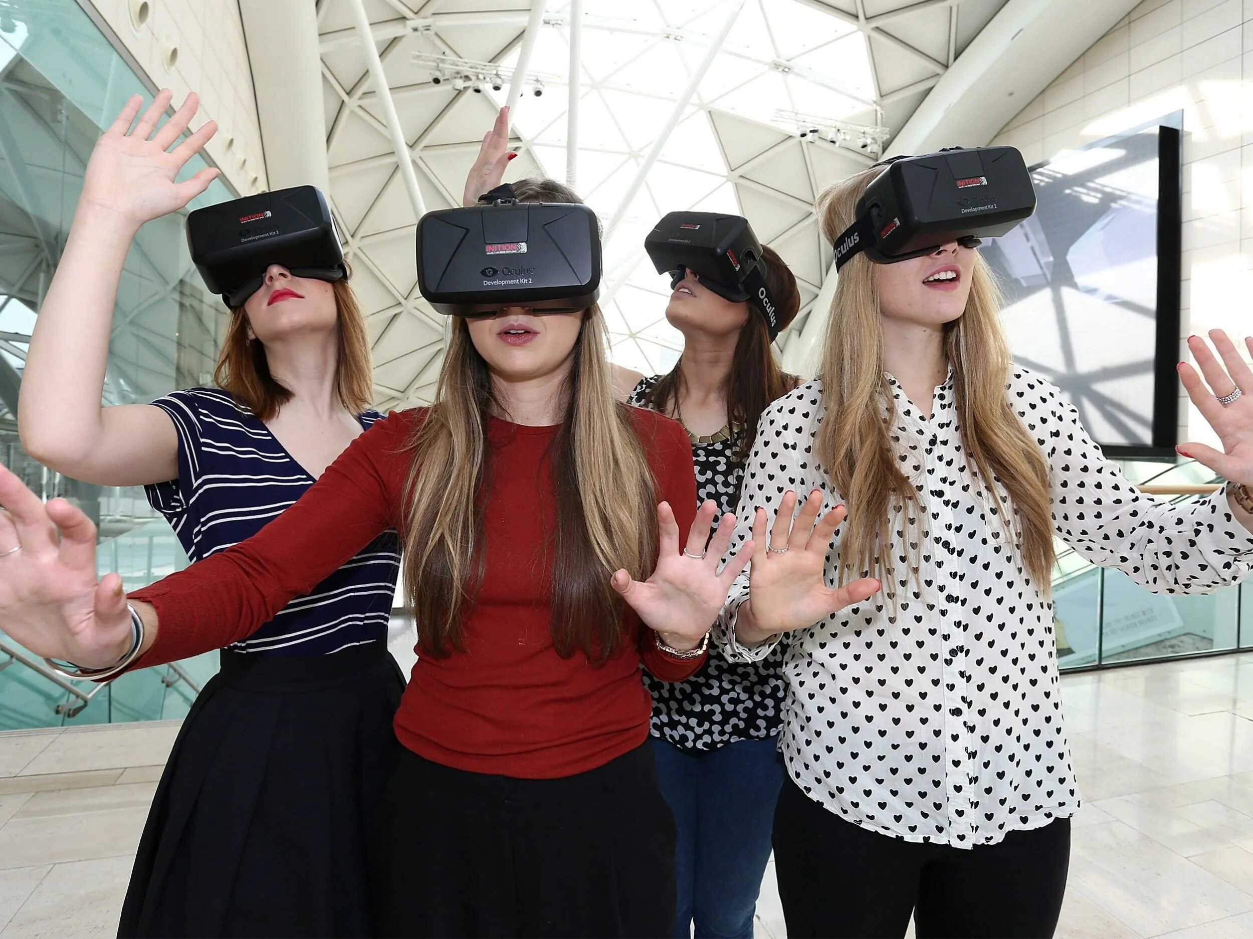Друзей виар. Экскурсия в очках виртуальной реальности. VR экскурсии. Очки виртуальной реальности на улице. Виртуальная реальность дети.