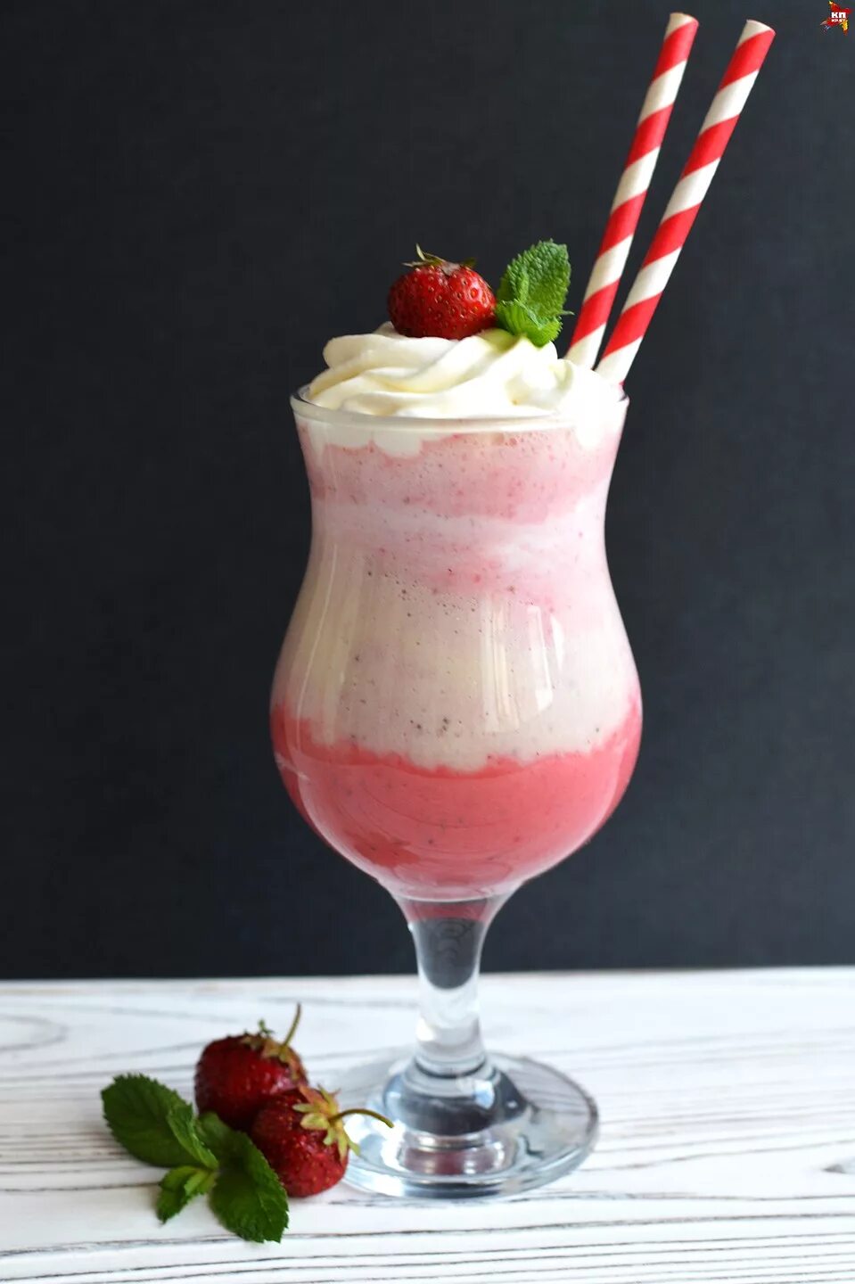 фото коктейлей клубничных. клубничный милкшейк. коктейль молоко с клубникой. клубнично йогуртовый смузи. молочный коктейль.