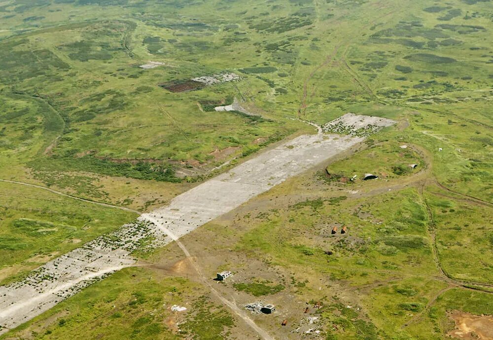 Остров Матуа аэродром. Остров Шумшу аэродром. Остров Шумшу Курильские острова. Аэродром Буревестник на острове Итуруп. Аэродром в скале