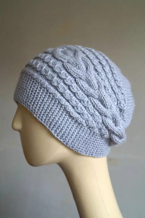 Шапка коса. Шапка спицами с поперечными косами. Вязаные шапки с поперечными косами. Вязаные шапки с поперечными косами. Шапка бини мешковатая.