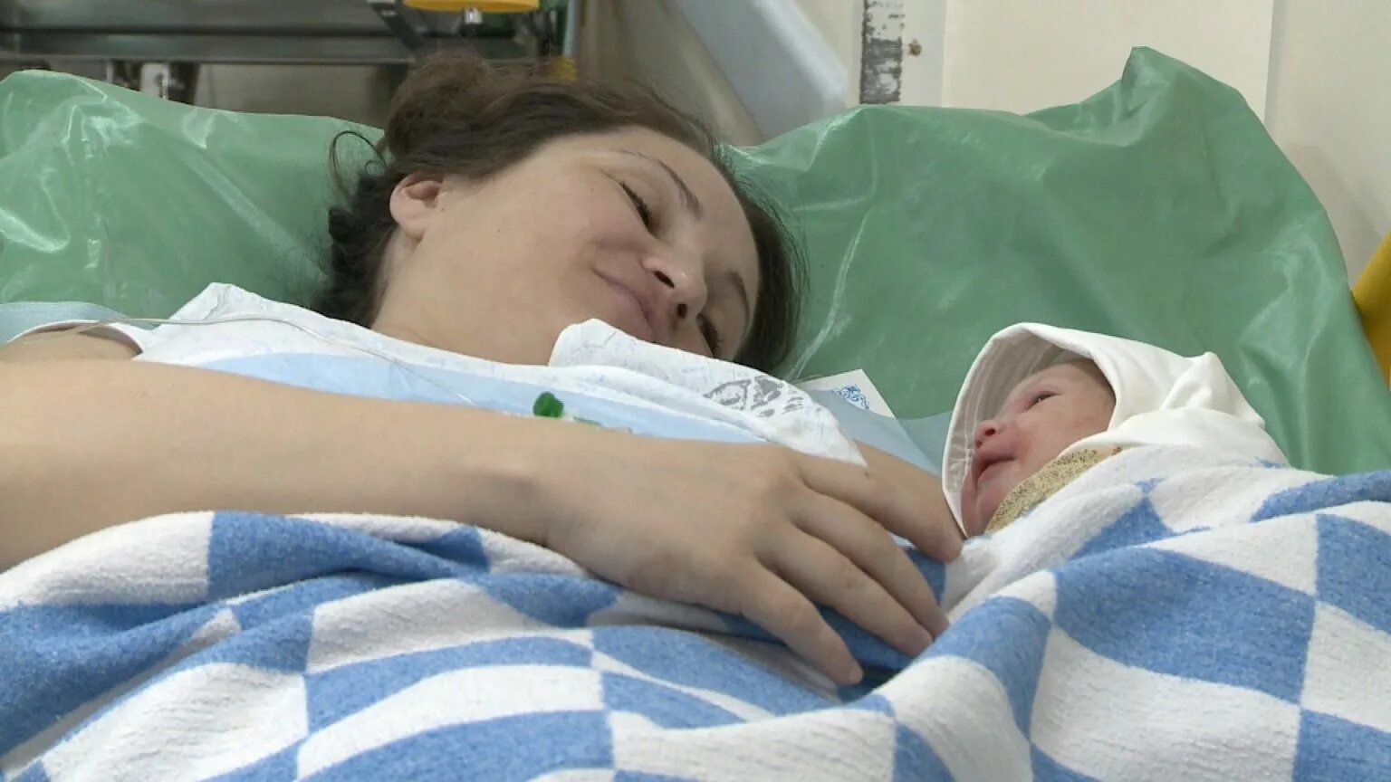 Рождение девочки в роддоме. Девушка родила в роддоме. Фотосессия в роддоме. Девушка родила в роддоме. Девушка родила в роддоме.