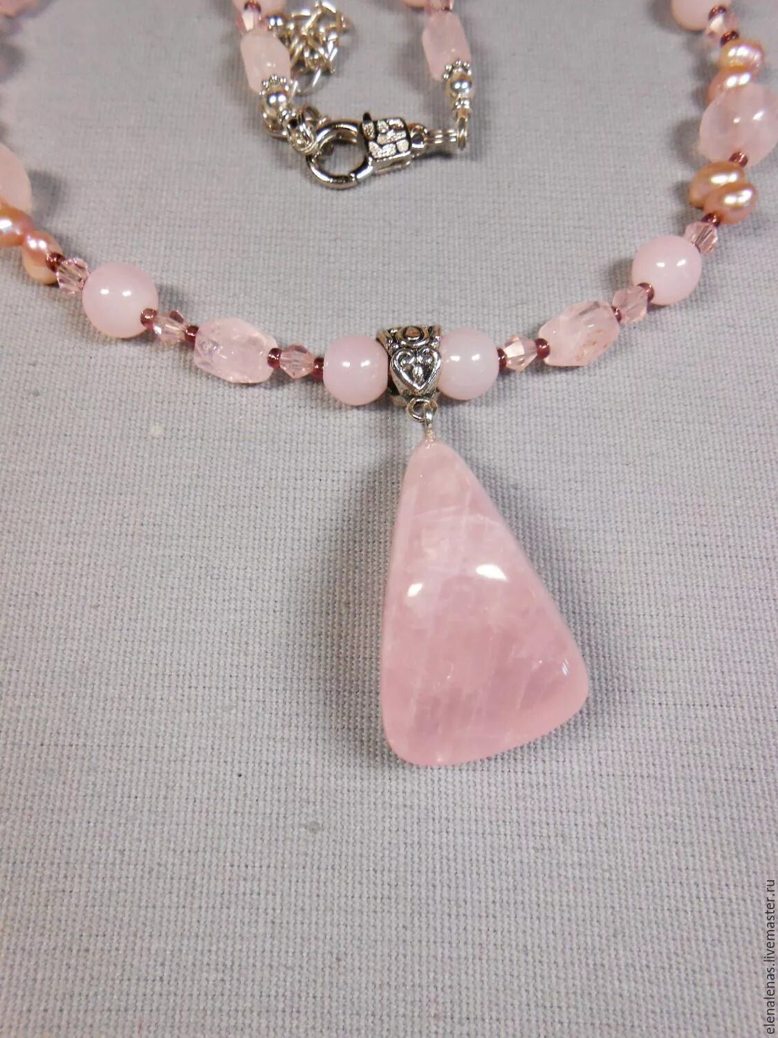 Ювелирные украшения из розового кварца. Сотуар из камней из кварца. Ожерелье с розовым кварцем. Украшения из розового кварца. Колье из розового кварца.