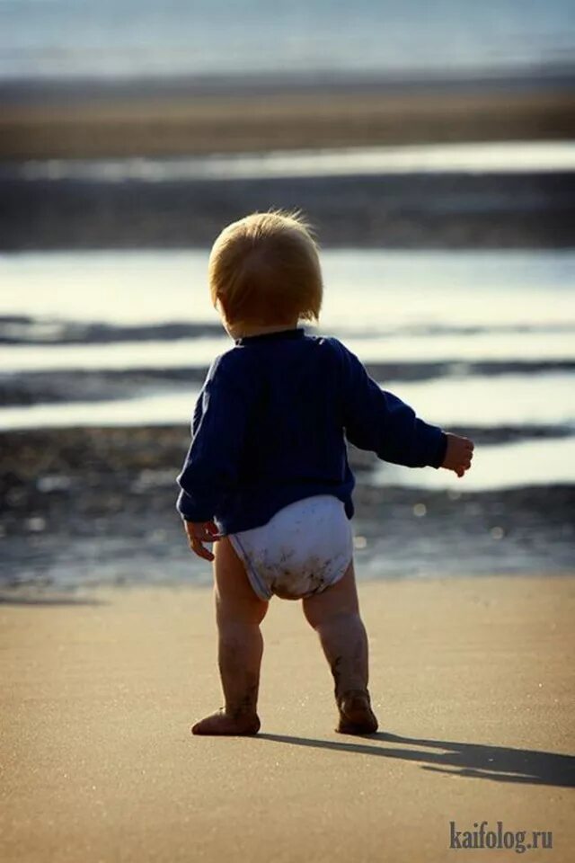 детство. мальчик с плюшевым мишкой. ребенок мальчик со спины 6 лет. ребенок со спины.