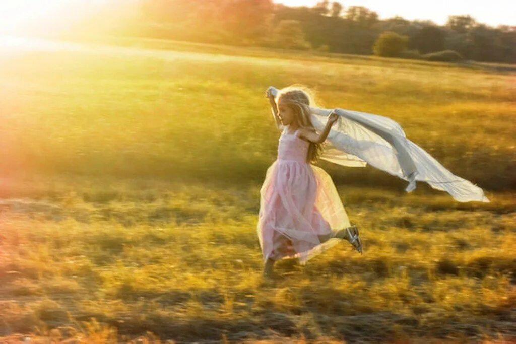 Бегу по ветру песня. Девушка в поле. Девушка бежит по полю. Девушка кружится. Девушка кружится в платье.