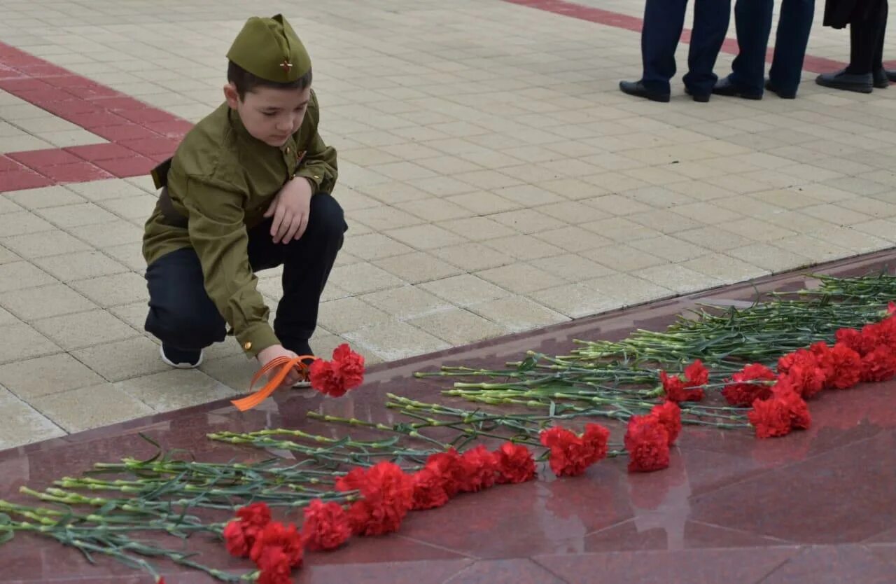 Возложение цветов к обелиску живопись. Возложение цветов к обелиску. Возложение цветов к памятнику 1200 гвардейцам в 2024. Гвоздики возложение воинам интернационалистам. Обелиск славы балаково.