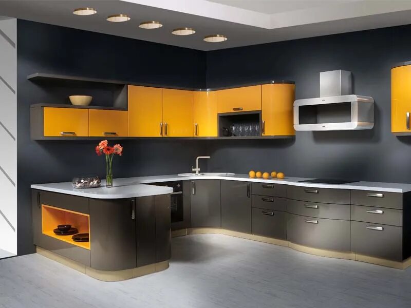 Кухня га. Кухня га. Кухня с окном в частном доме. Маленькая кухня красного цвета. Кухонный гарнитур классика.