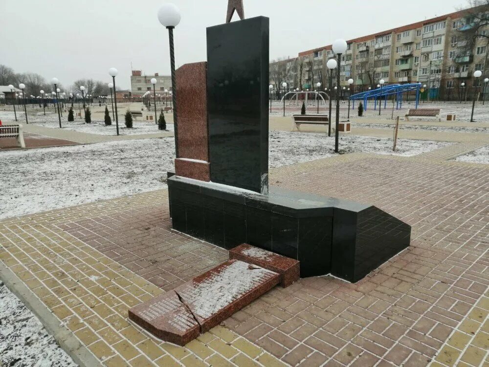 Подростки ломают памятники. Скульптура солдата. Скульптура солдат с винтовкой. Идрица памятник солдату. Ломать памятники.