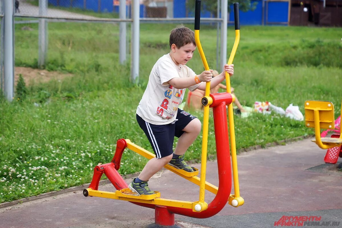 Мальчик на спортивной площадке