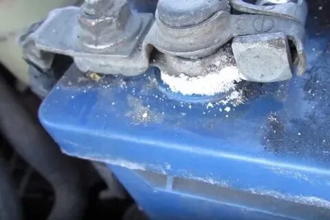 Почему на клемме аккумулятора белый налет