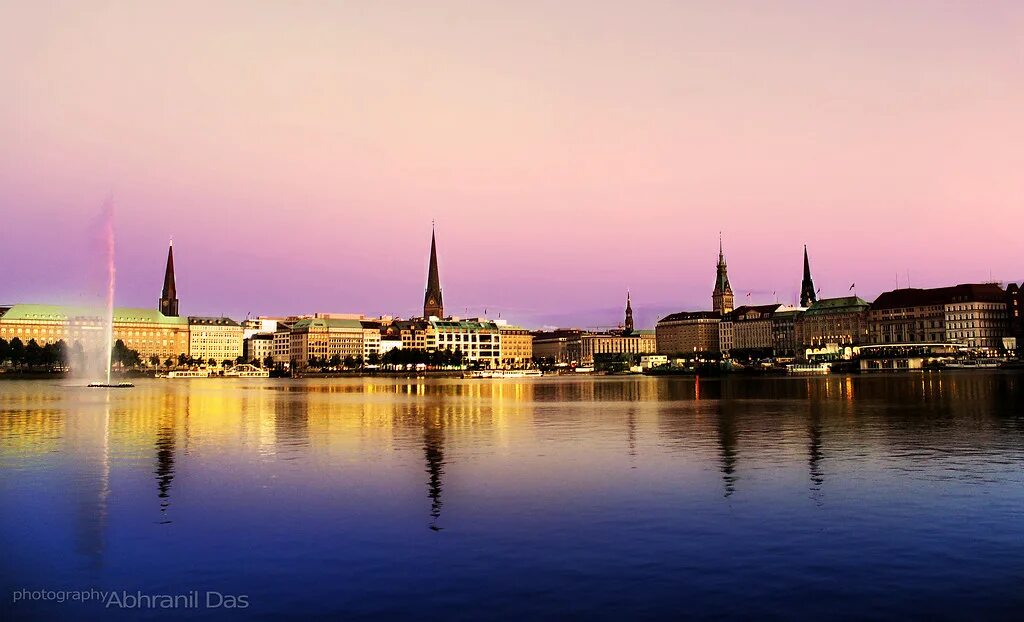 Вид с озера альстер на гамбург. Город гамбург озеро альстер. Alster hamburg. Вольный город гамбург. Гамбург озеро альстер купальщица.