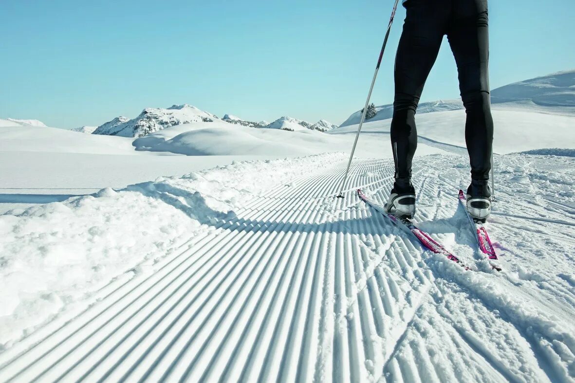 Лыжный спорт купить. Лыжи. Спортивные лыжи. Беговые лыжи. Лыжи на склоне.
