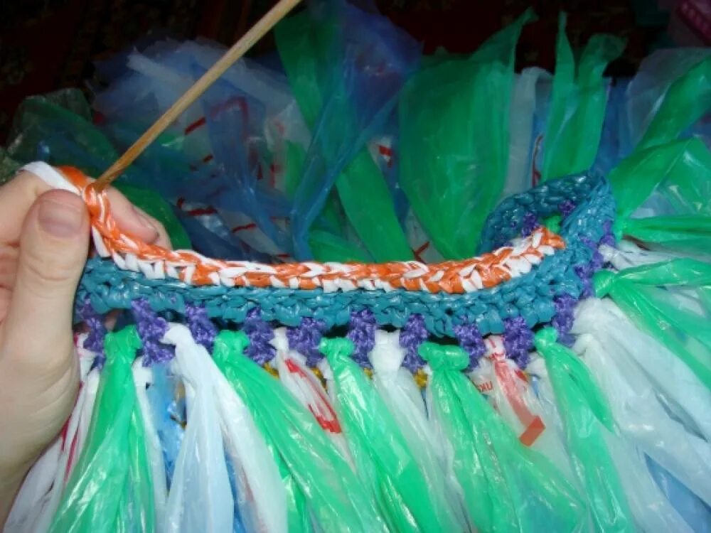 Платье из целлофановых пакетов. Гавайский костюм из мусорных пакетов. Платье из целлофана. Платье из пакетов для мусора. Как сделать юбку из пакетов.