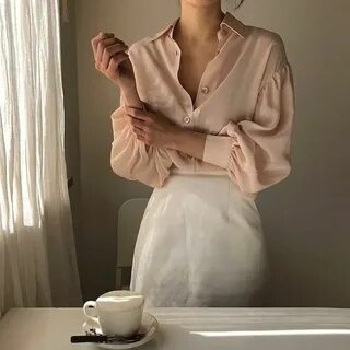 Женщина одевается утром