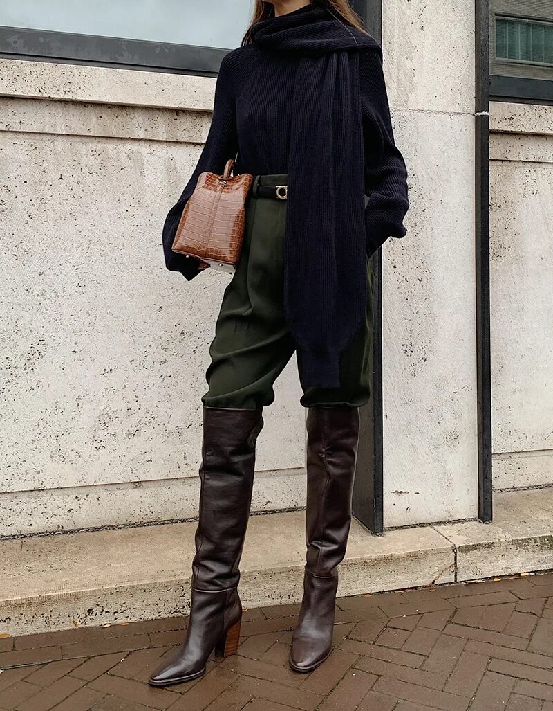 Широкие брюки заправленные в сапоги. Заправленные в сапоги. Джинсы заправленные в сапоги. Брюки заправленные в сапоги. Заправленные в сапоги.