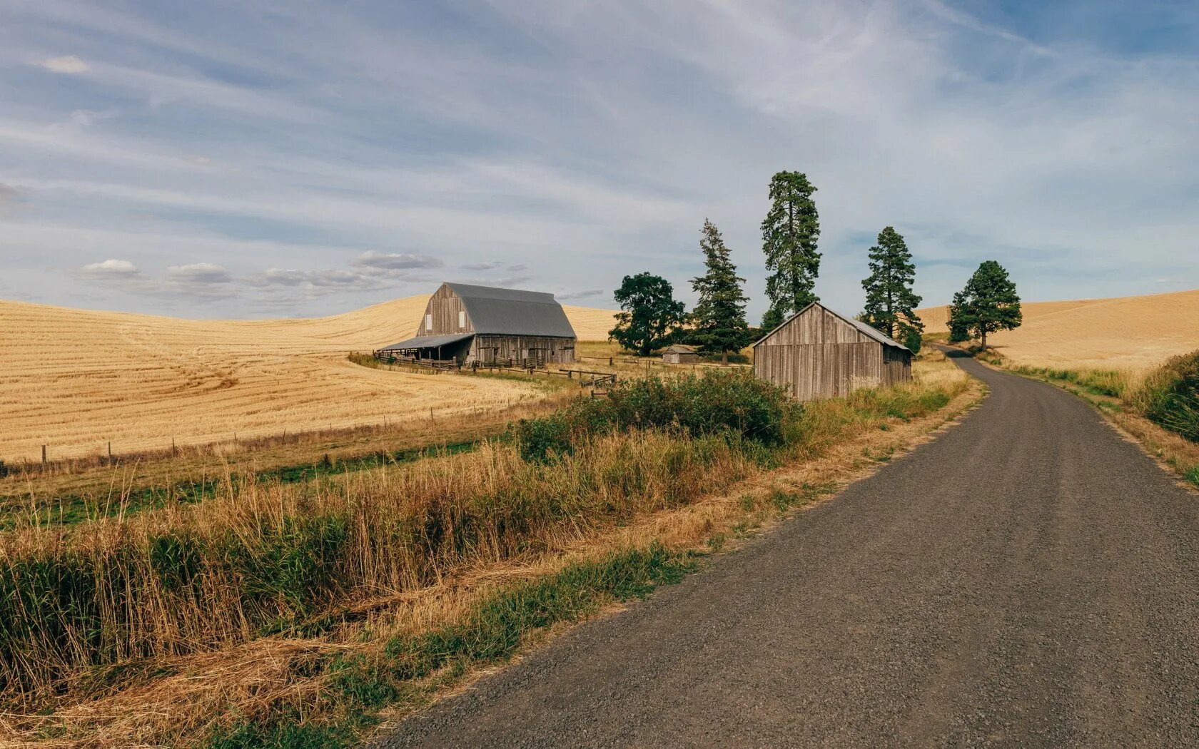 Village на русском языке. Просёлочная дорога США. Поле деревня. Деревенский пейзаж. Сельская местность.