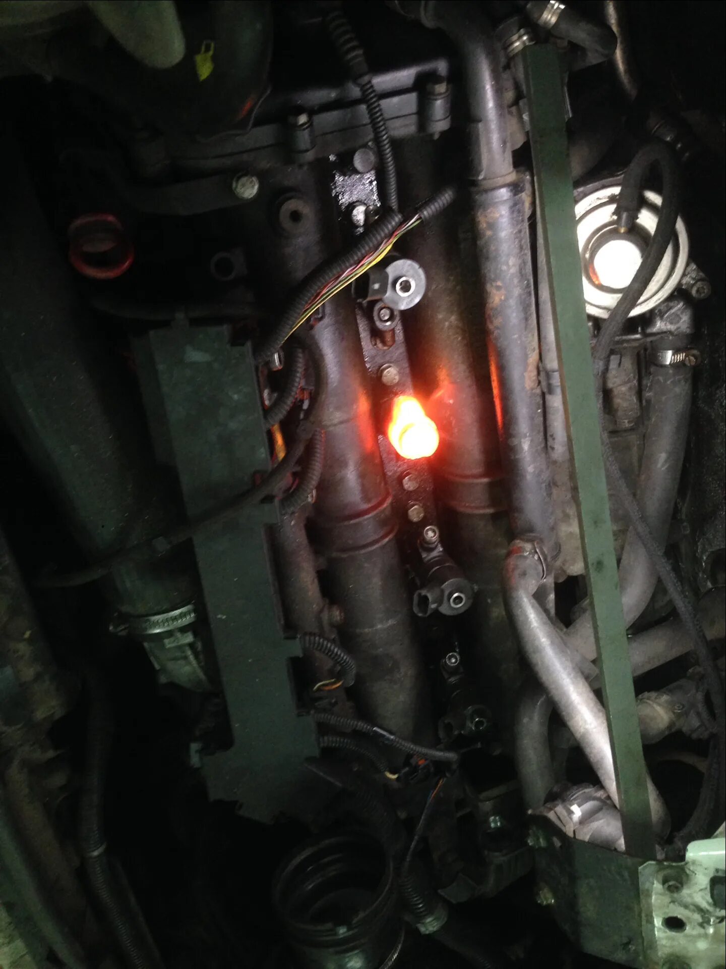 Форсунка с9. Демонтаж форсунок 4d56 дизель. Ssangyong kyron 2 0 высверливание гайки распылителя. Как достать форсунку. Как достать форсунку.