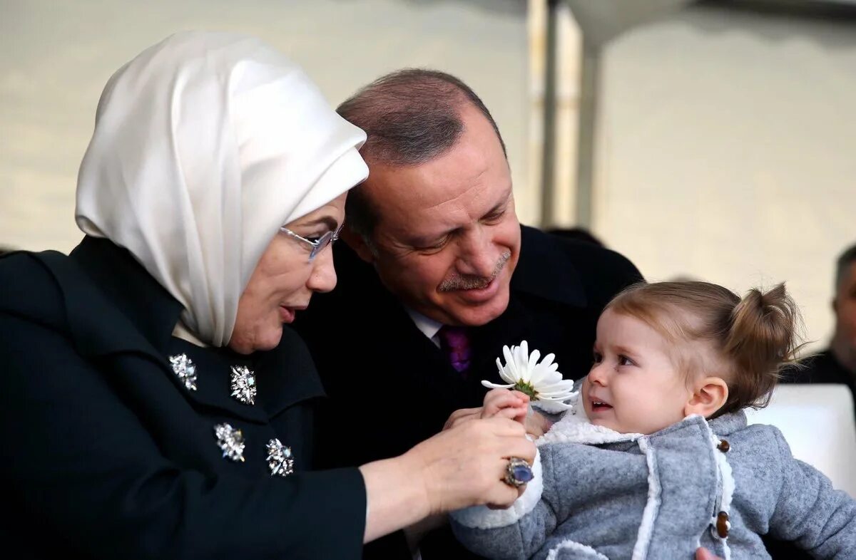 Эрдоган возраст. Реджеп Тайип Эрдоган семья дети. Реджеп Тайип Эрдоган и его жена его дети. Эмине Эрдоган. Реджеп Тайип Эрдоган и его жена.